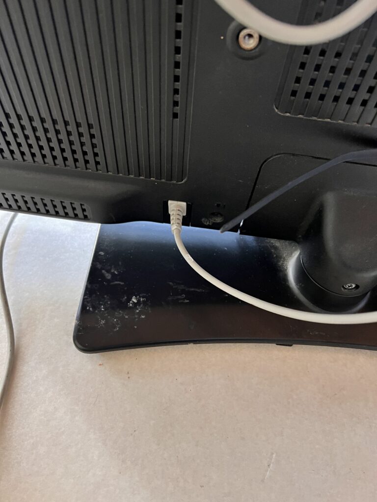 ネズミに齧られたテレビの電源ケーブル