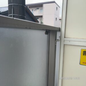 ベランダ手すり下の小さな巣の様子