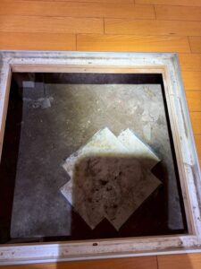 川口市の住宅で行った床下調査。室内の床下点検口から床下空間をチェックするすぐくる総合リビングサービスの様子。