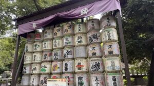 さいたま市の大宮氷川神社にある奉納酒樽の棚。この酒樽の「中」に見えないキイロスズメバチの巨大な巣が作られていました。