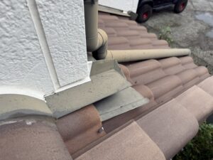 さいたま市の住宅の屋根。雨どい(パイプ)を登ってきたクマネズミが侵入経路とする外壁と屋根の交差部分の板金。