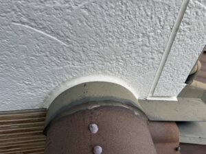 屋根の板金部分に残されたネズミの泥の足跡と、体がこすれてできた黒ずみ(ラットサイン)。